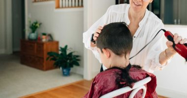 4 نصائح لو هتحلق شعرك أو لأولادك بنفسك.. الاهتمام بالأدوات أبرزها