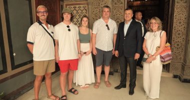 وزير السياحة يلتقى مجموعة من السائحين فى افتتاح عددا من المواقع الأثرية