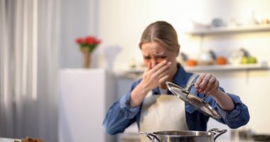 4 حيل للتخلص من روائح المطبخ أثناء الطهى.. أبرزها الملح وقشر الليمون