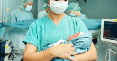 أسترالى يقاضى مستشفى سمح بحضوره الولادة القيصرية لزوجته.. "سببت له صدمة"
